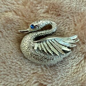 🦢Vintage Gerry’s Silver Swan Brooch Blue Sapphire Eye Lapel Pin